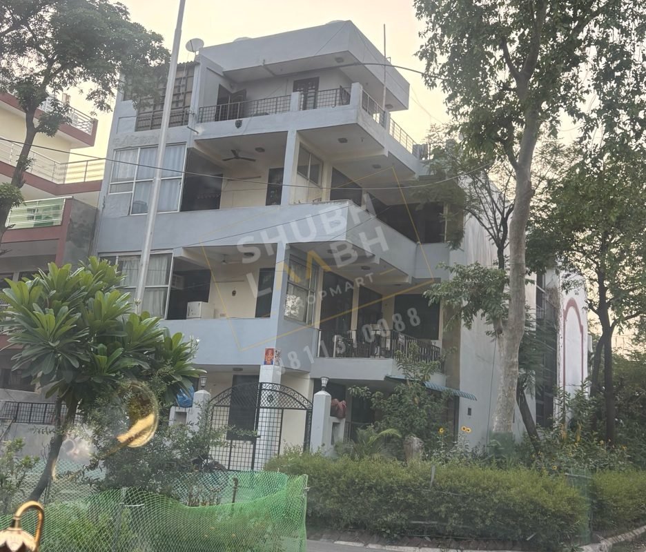 8 BHK independent house in Beta 2, Greater Noida — 200 sq m plot, 3-storey, corner