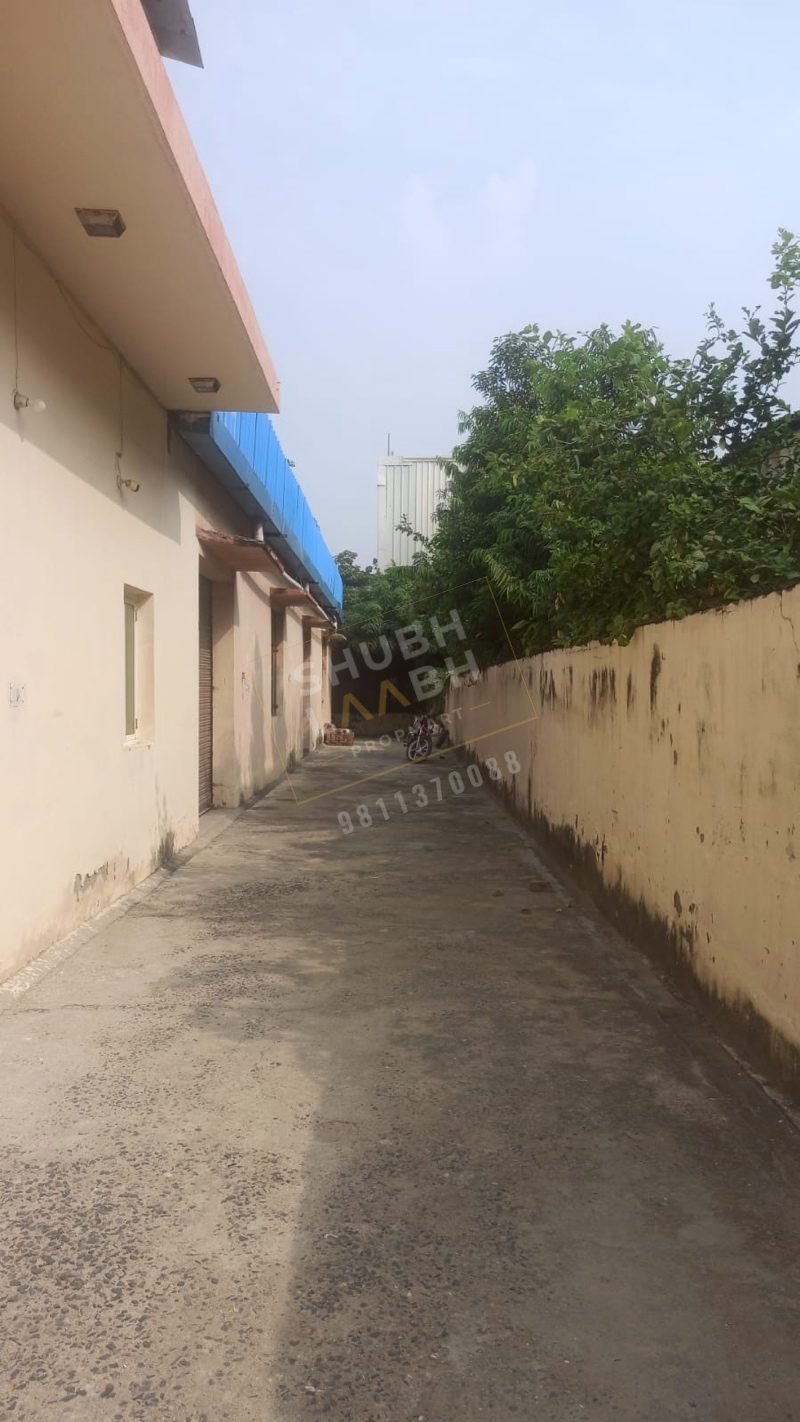 600 sq m factory with office block and shed in UPSIDA Site 5, Surajpur, Greater Noida — 18 m road — photo 2