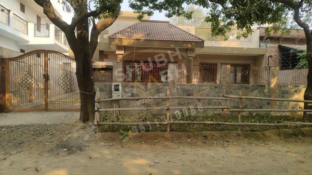 3 BHK independent house in Ansal Golf Links 1, Greater Noida — 300 sq m plot