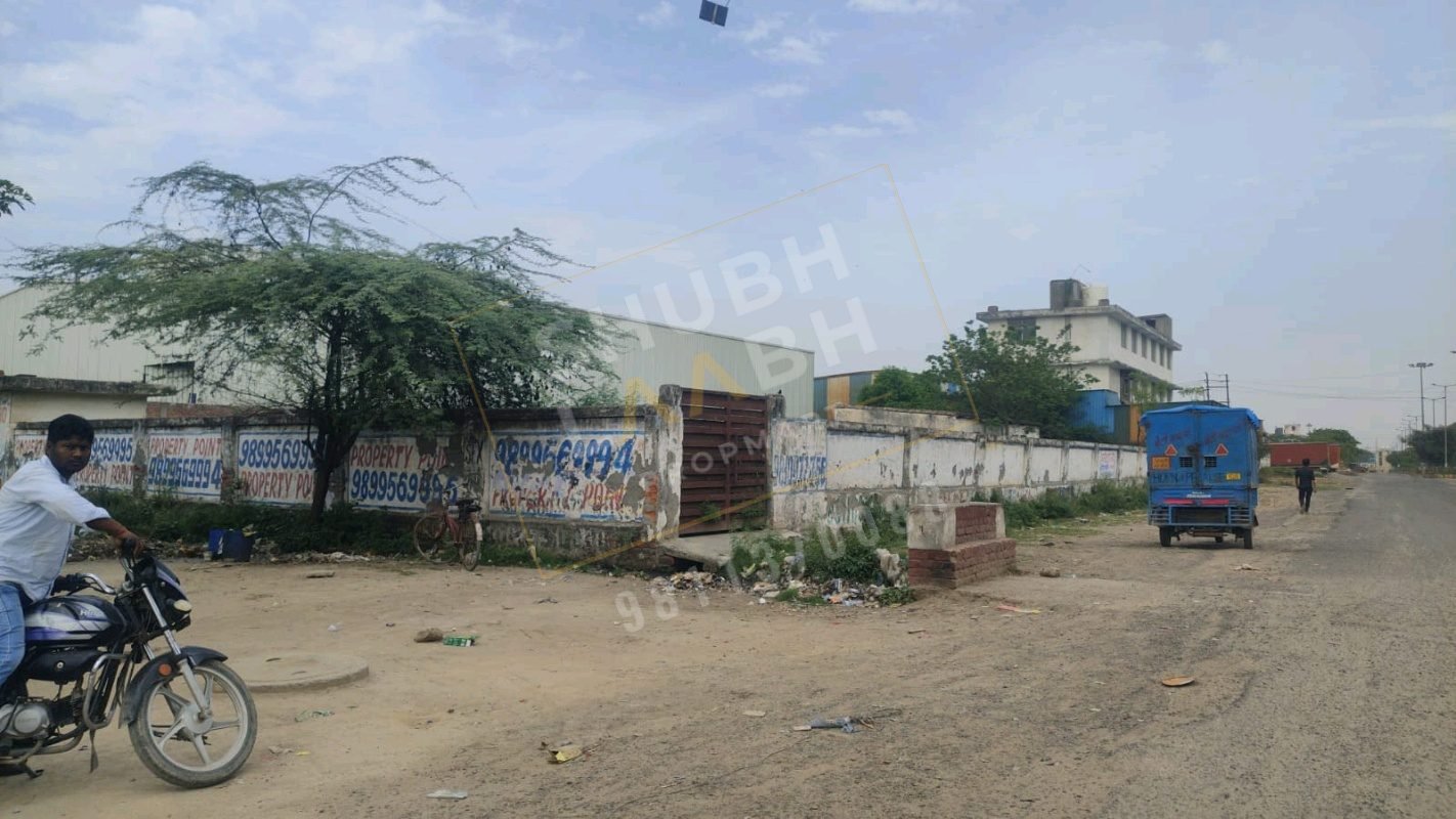 1,800 sq m industrial building in UPSIDA Site 5, Surajpur, Greater Noida — corner — photo 2