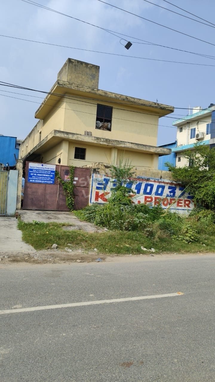 600 sq m industrial building in UPSIDA Site 5, Surajpur, Greater Noida — park-facing, 18 m road